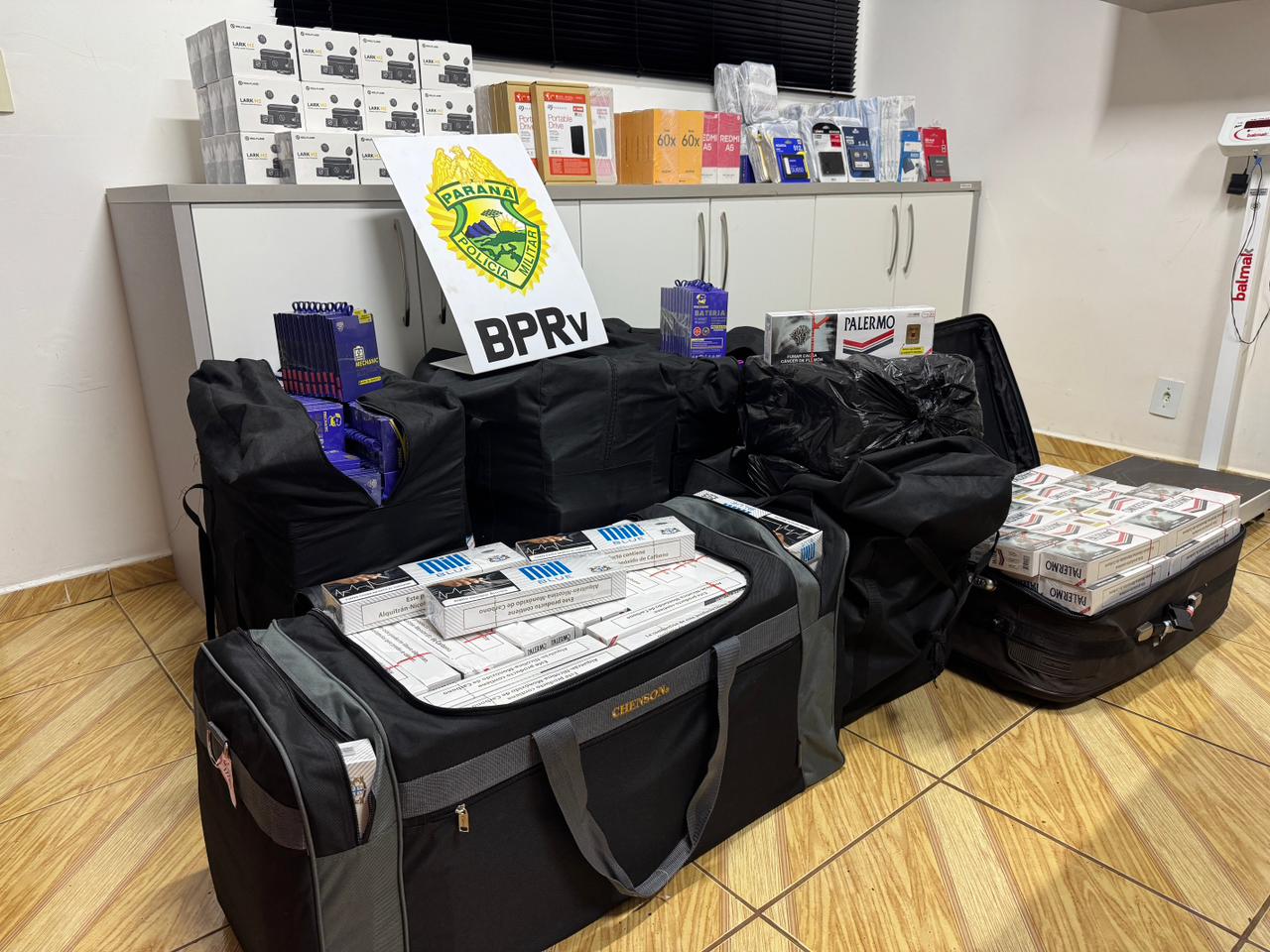 Canil da PM pega carga de contrabando com celulares e cigarros na rodovia de Corbélia