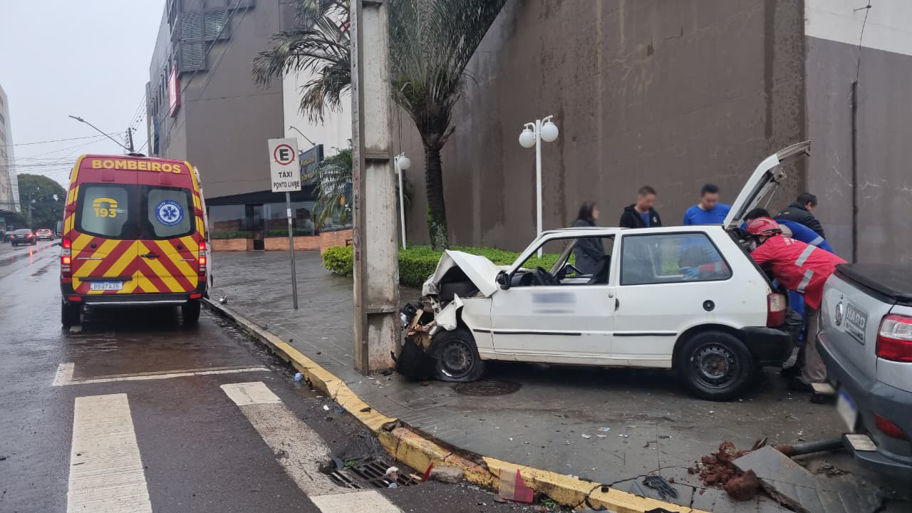 Uno bate em poste após colisão na esquina do shopping, no Centro de Cascavel