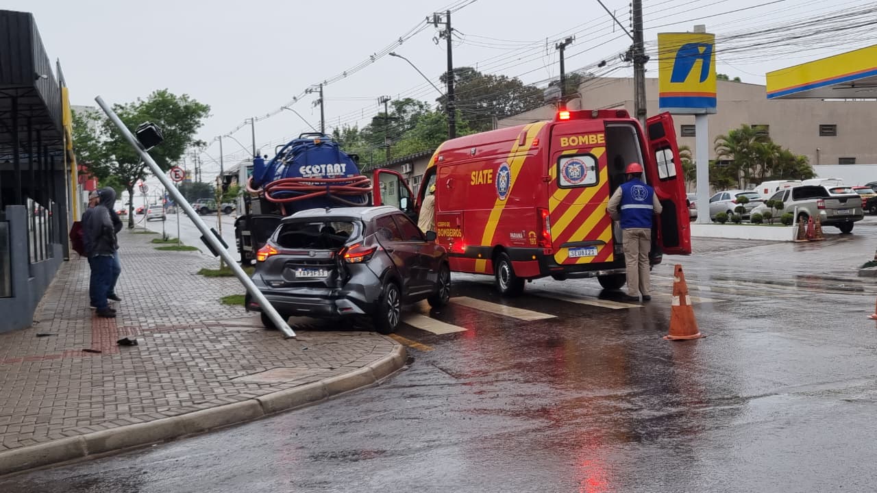 Mãe e filha ficam feridas após colisão entre Kicks e caminhão no Centro