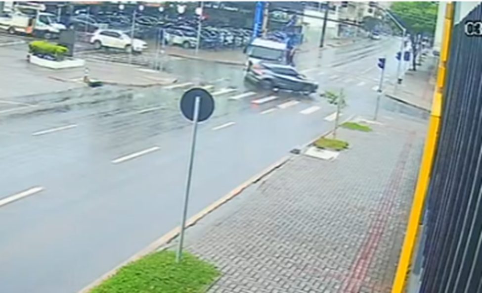 Vídeo mostra forte colisão entre Kicks e caminhão na Avenida Carlos Gomes