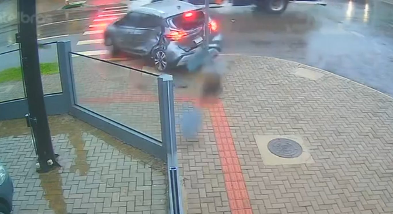 Vídeo mostra Kicks batendo contra semáforo após colisão na Avenida Carlos Gomes