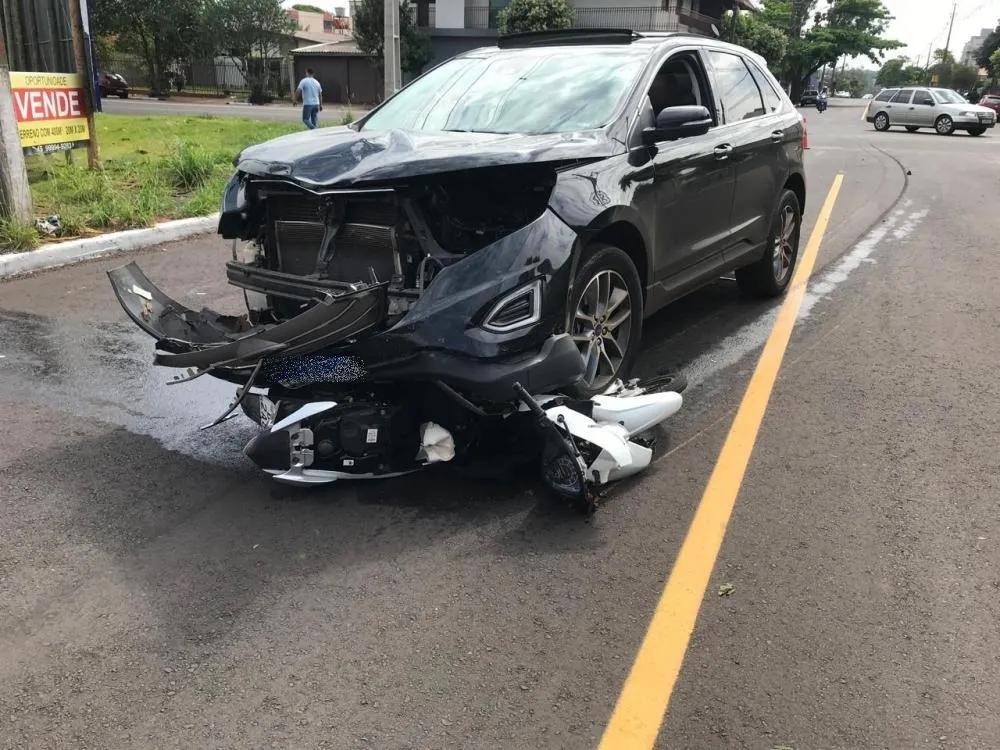 Motociclista que foi arrastado por 22 metros em acidente morre no hospital