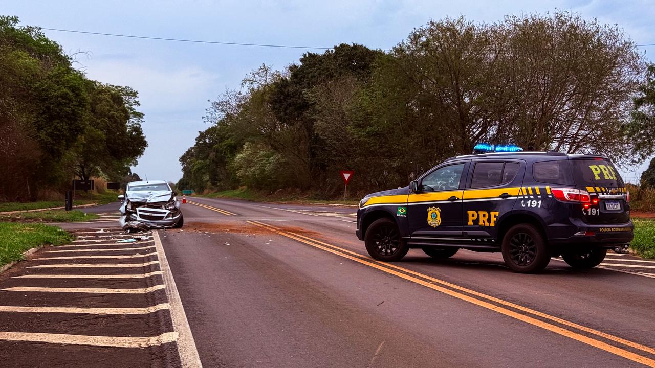 Colisão entre dois carros deixa cinco pessoas feridas na BR-376, em Guairaçá