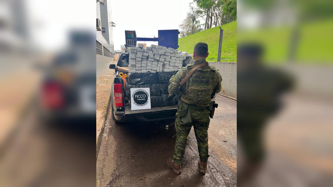 Forças de segurança apreendem mais de 300 kg de maconha em depósito e prendem homem em Foz do Iguaçu
