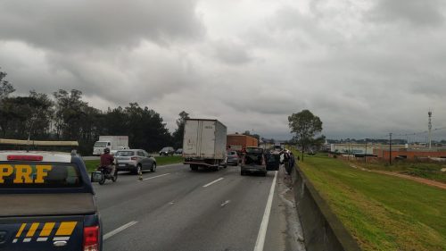 Sete carros se envolvem em colisão na BR-116 e três pessoas ficam feridas