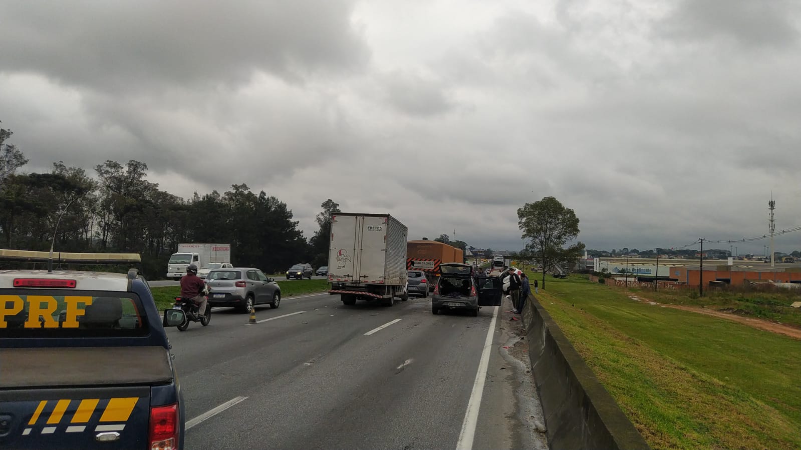 Sete carros se envolvem em colisão na BR-116 e três pessoas ficam feridas