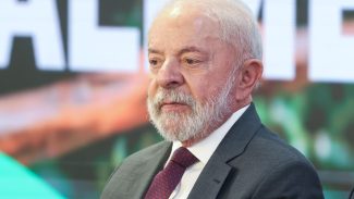 Lula troca de avião após falha no motor antes de voo no Pará