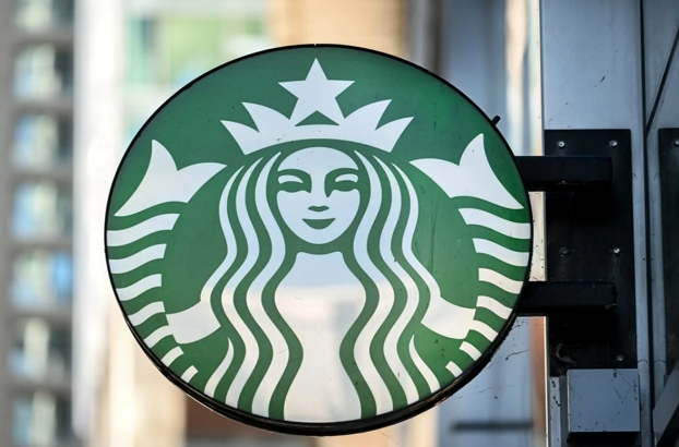Starbucks fecha 400 lojas e demite 900 funcionários Starbucks fecha 400 lojas e demite 900 funcionários