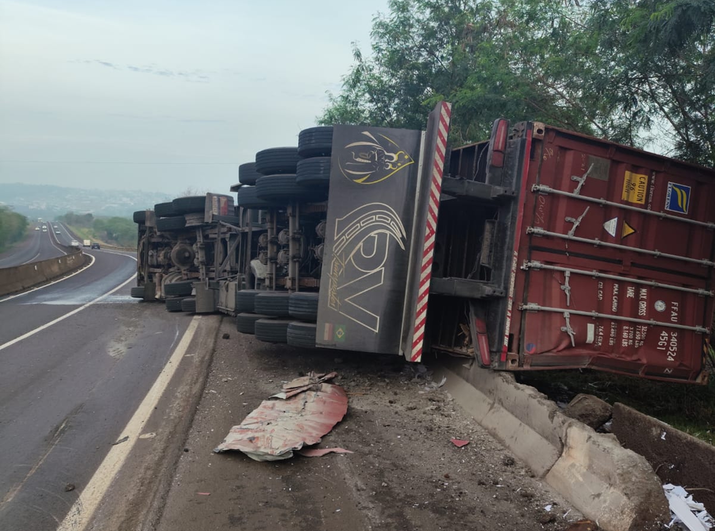 Caminhão sai da pista e bloqueia BR-277 em São Miguel do Iguaçu Caminhão sai da pista e bloqueia BR-277 em São Miguel do Iguaçu