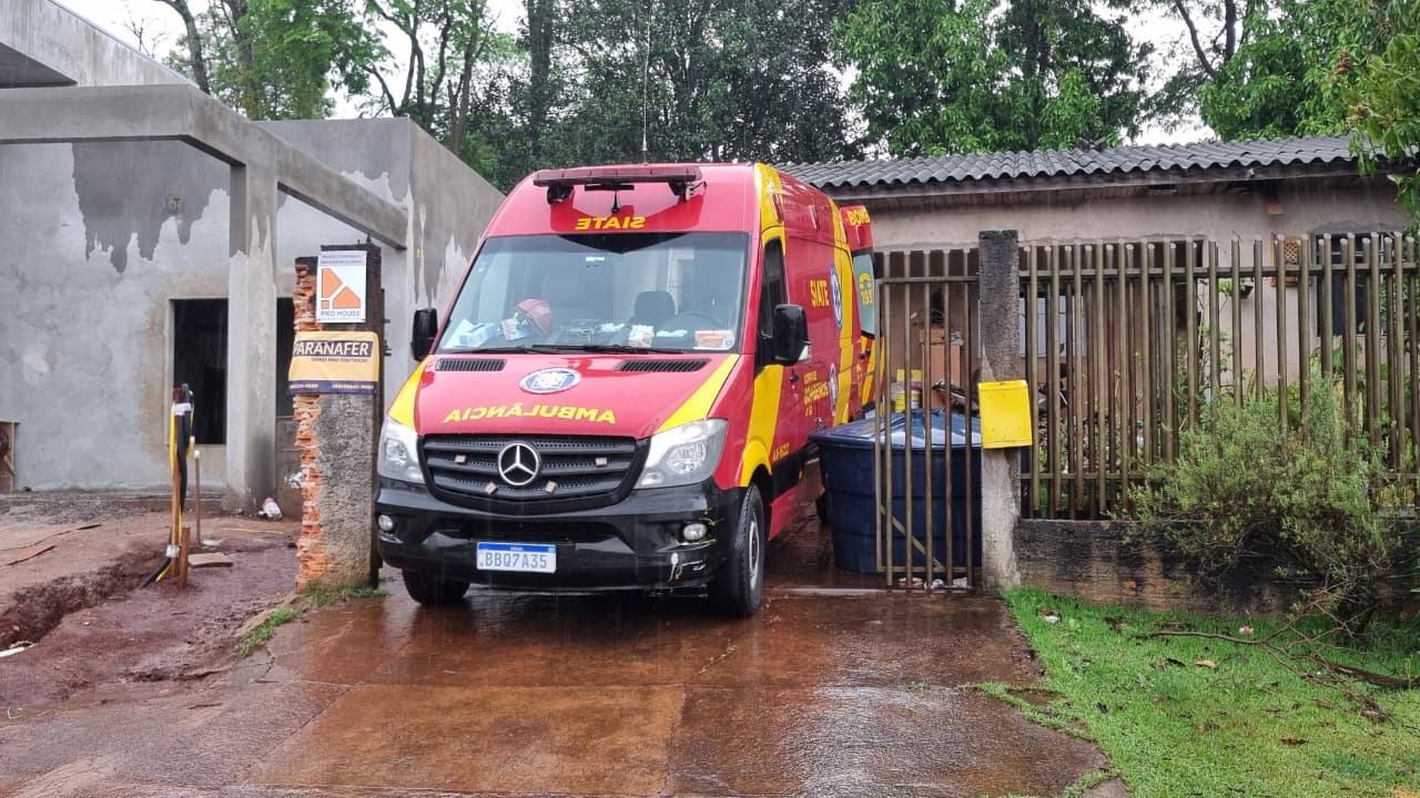 Ao tentar pegar objeto em prateleira, mulher sofre queda de cadeira e é socorrida pelo Siate Ao tentar pegar objeto em prateleira, mulher sofre queda de cadeira e é socorrida pelo Siate