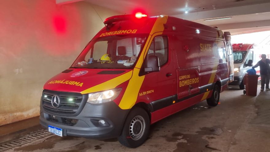Mulher escorrega, sofre queda e fica ferida na Rua Guaíba