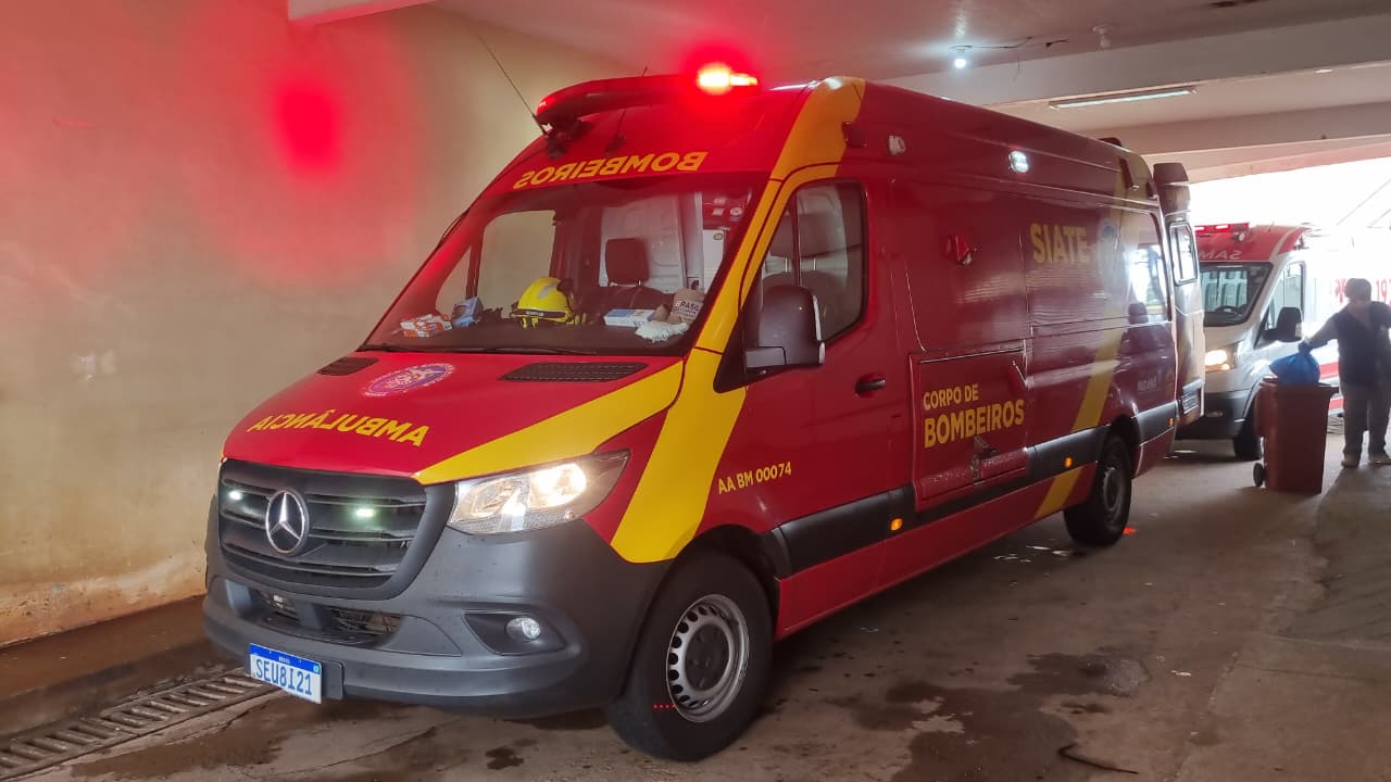 Mulher escorrega, sofre queda e fica ferida na Rua Guaíba Mulher escorrega, sofre queda e fica ferida na Rua Guaíba
