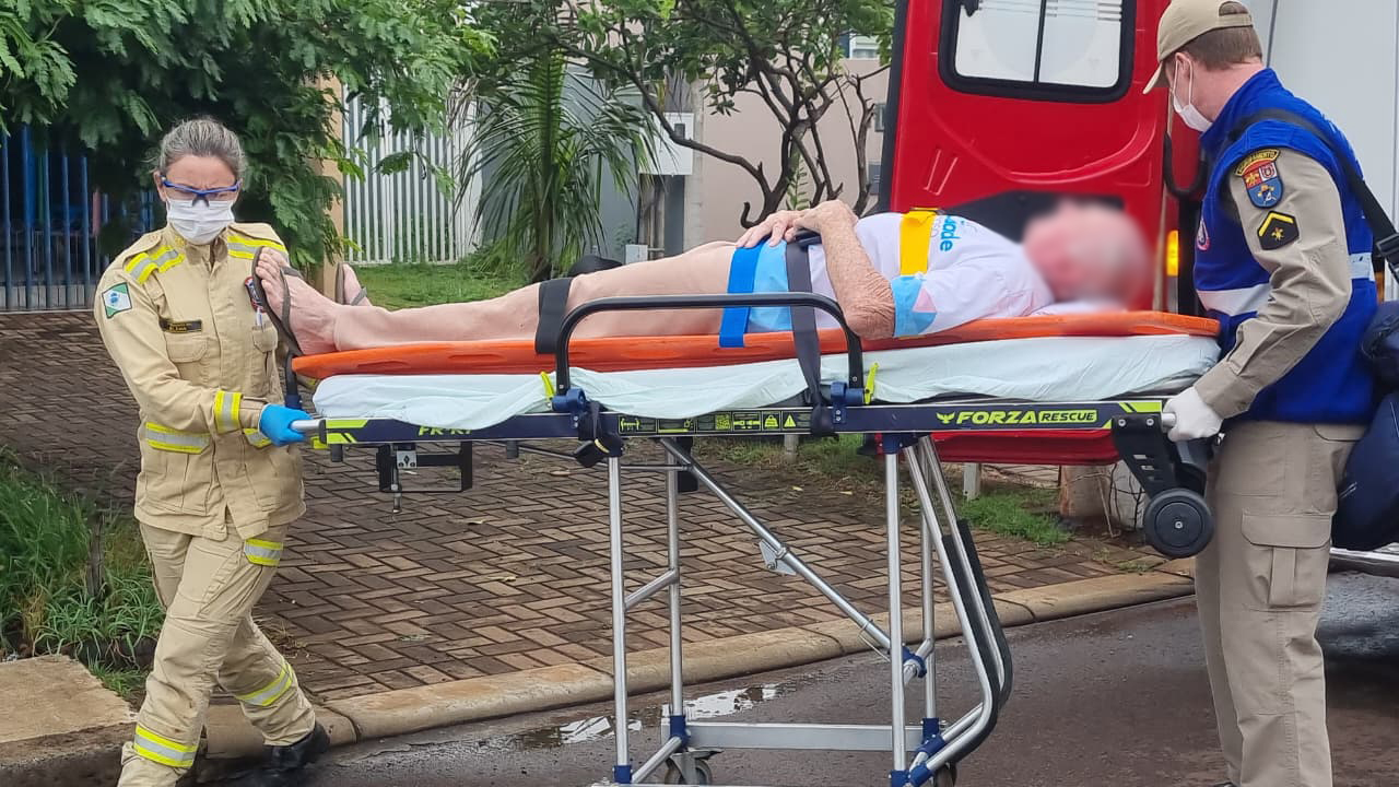 Homem de 73 anos fica ferido após caixa d’água estourar em Cascavel
