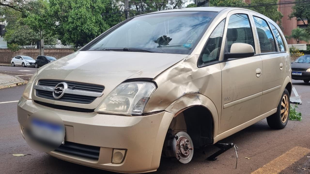 Acidente entre Meriva e caminhonete é registrado na Rua Minas Gerais