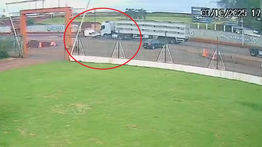 Carreta e utilitário colidem na BR-369, em Cascavel