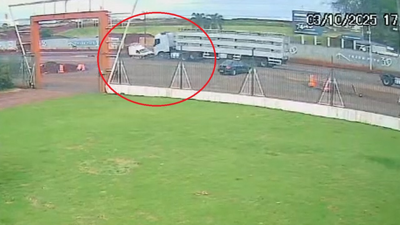 Carreta e utilitário colidem na BR-369, em Cascavel