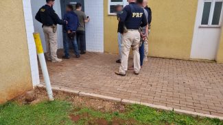 Detidos do assalto no Trevo da Portal chegam à delegacia, vítima era contrabandista Detidos do assalto no Trevo da Portal chegam à delegacia, vítima era contrabandista