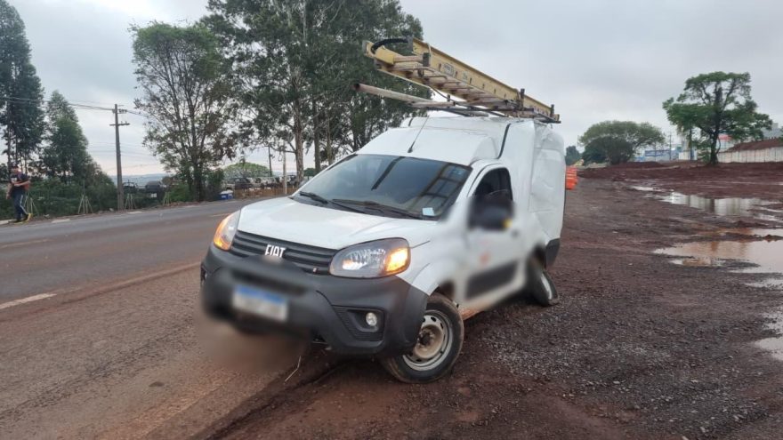 Fiorino fica arregaçada em colisão com carreta na BR-369, em Cascavel