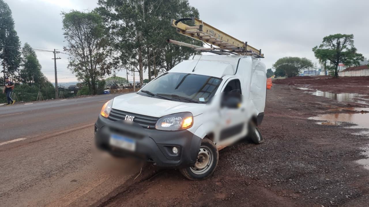 Fiorino fica arregaçada em colisão com carreta na BR-369, em Cascavel