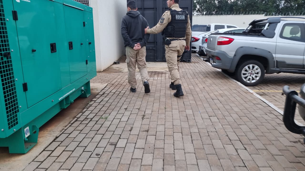 Traficante é detido com cocaína, três celulares e R$ 1.200 na Avenida Carlos Gomes
