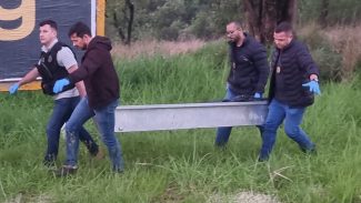 Corpo de homem morto em confronto é recolhido pelo IML; Assaltante não portava documentos Corpo de homem morto em confronto é recolhido pelo IML; Assaltante não portava documentos