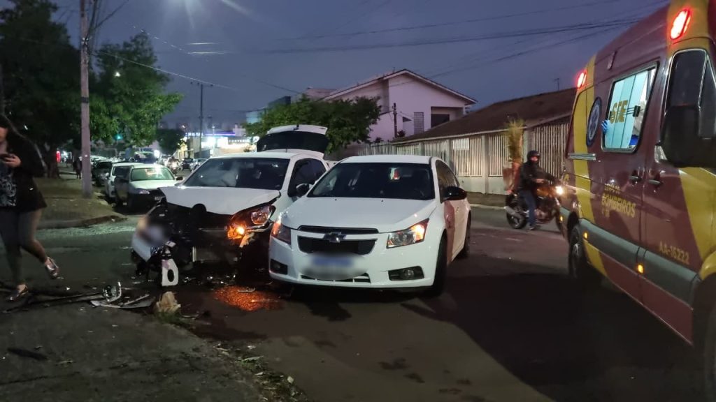 Batida entre Uno e Cruze é registrada na Rua Fortaleza em Cascavel Batida entre Uno e Cruze é registrada na Rua Fortaleza em Cascavel