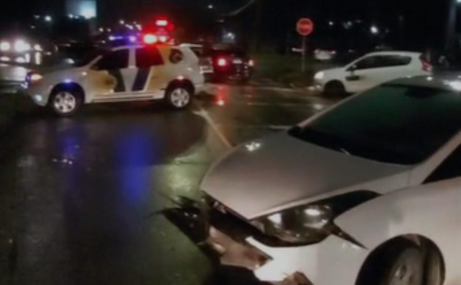 Motociclista sofre fratura grave e é levado às pressas ao hospital após violenta colisão