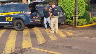Em nota, PRF confirma tiros de assaltantes contra a equipe; Um deles estava com simulacro Em nota, PRF confirma tiros de assaltantes contra a equipe; Um deles estava com simulacro