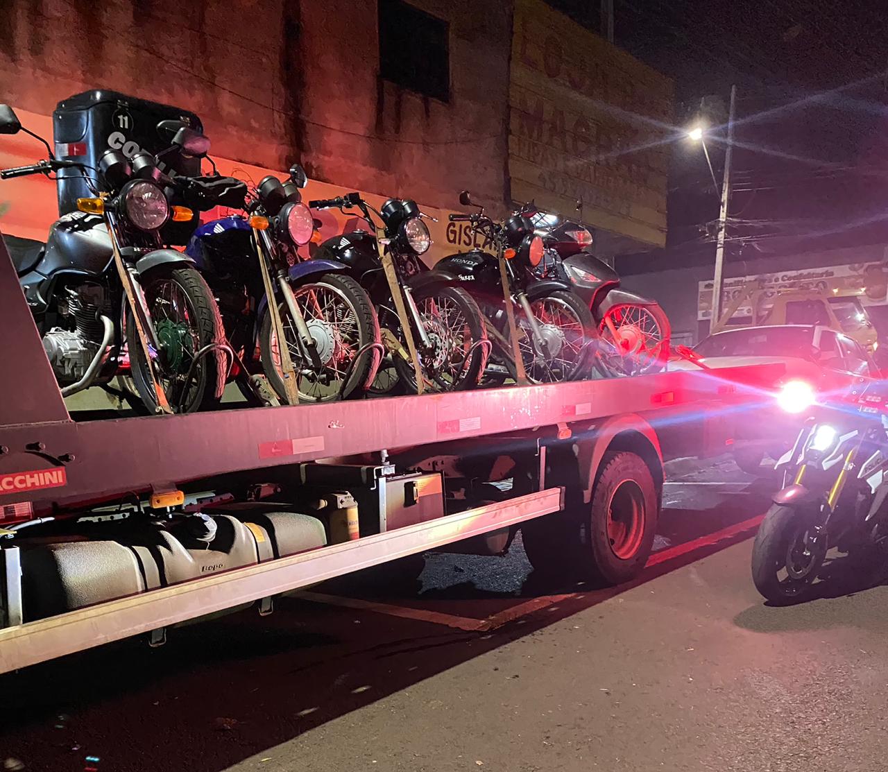 Seis motocicletas são apreendidas durante operação de trânsito em Cascavel Seis motocicletas são apreendidas durante operação de trânsito em Cascavel