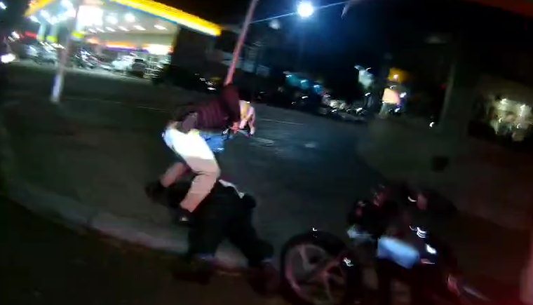 Homem sem CNH tenta fugir da PM pilotando moto com R$ 7 mil em débitos; Assista