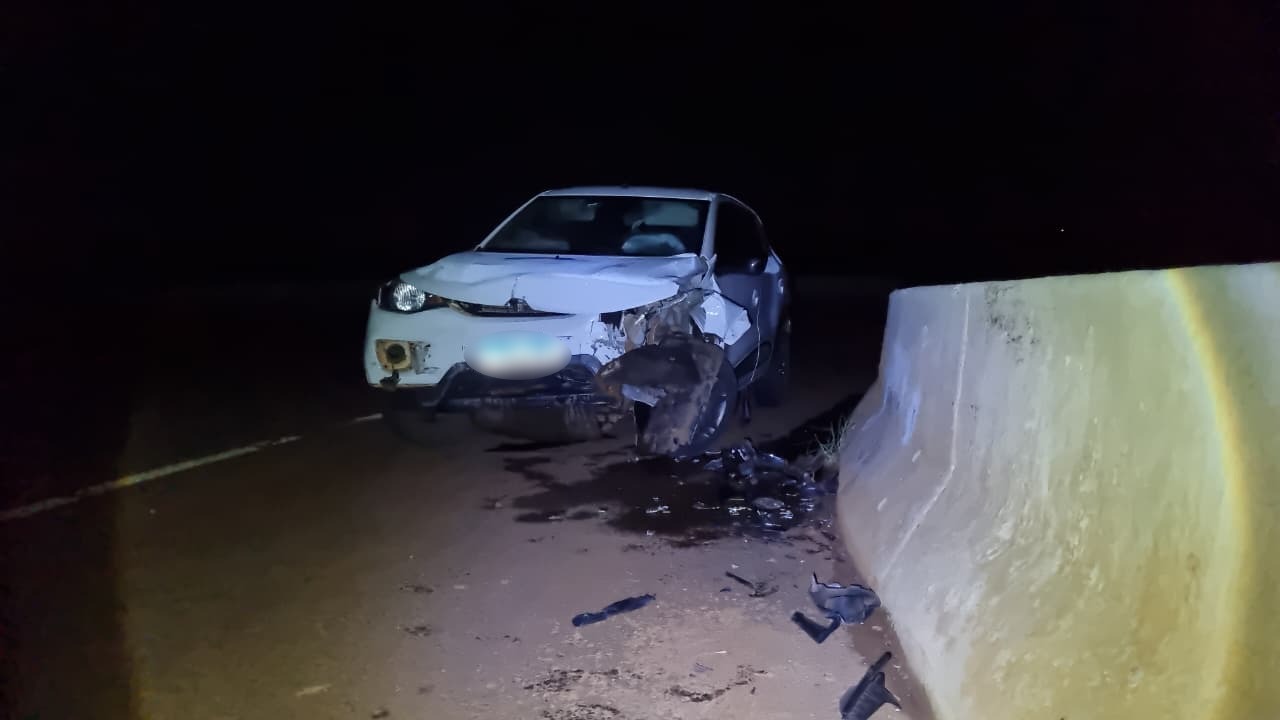 Kwid sai da pista e bate em mureta de concreto no viaduto da BR-163 em Cascavel Kwid sai da pista e bate em mureta de concreto no viaduto da BR-163 em Cascavel