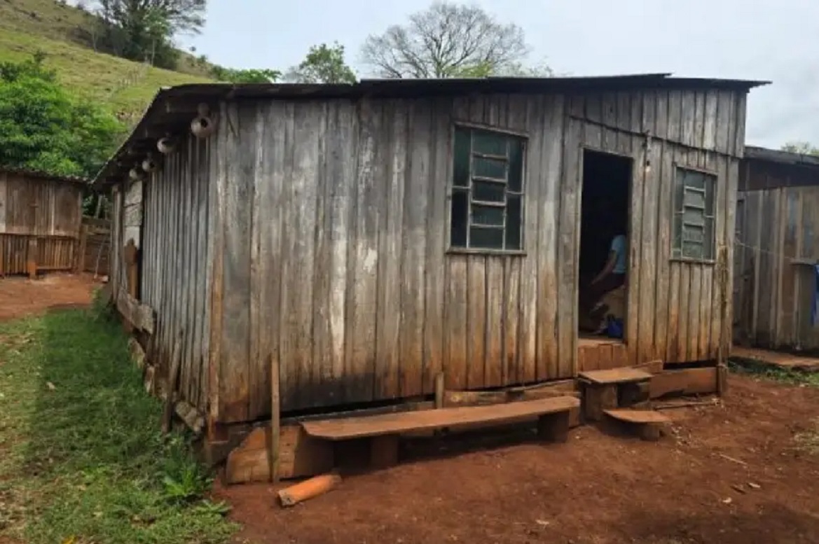 Força-tarefa resgata casal de trabalhadores rurais em condição análoga à escravidão no Paraná Força-tarefa resgata casal de trabalhadores rurais em condição análoga à escravidão no Paraná