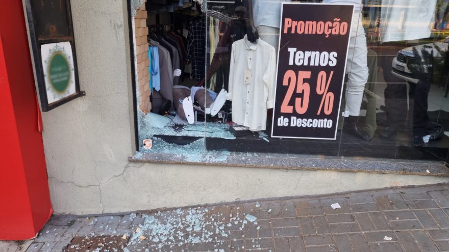 Loja de roupas é alvo de arrombamento no Centro de Cascavel