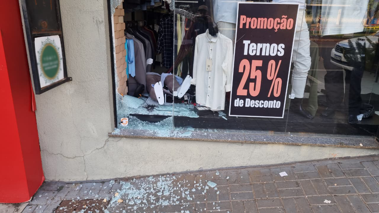 Loja de roupas é alvo de arrombamento no Centro de Cascavel Loja de roupas é alvo de arrombamento no Centro de Cascavel