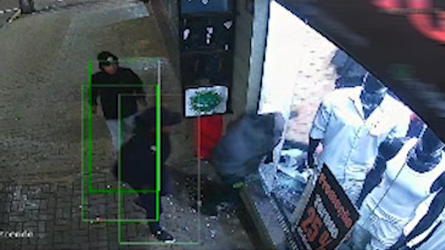 Câmeras de segurança flagram trio de ladrões arrombando loja de roupas no Centro de Cascavel Câmeras de segurança flagram trio de ladrões arrombando loja de roupas no Centro de Cascavel