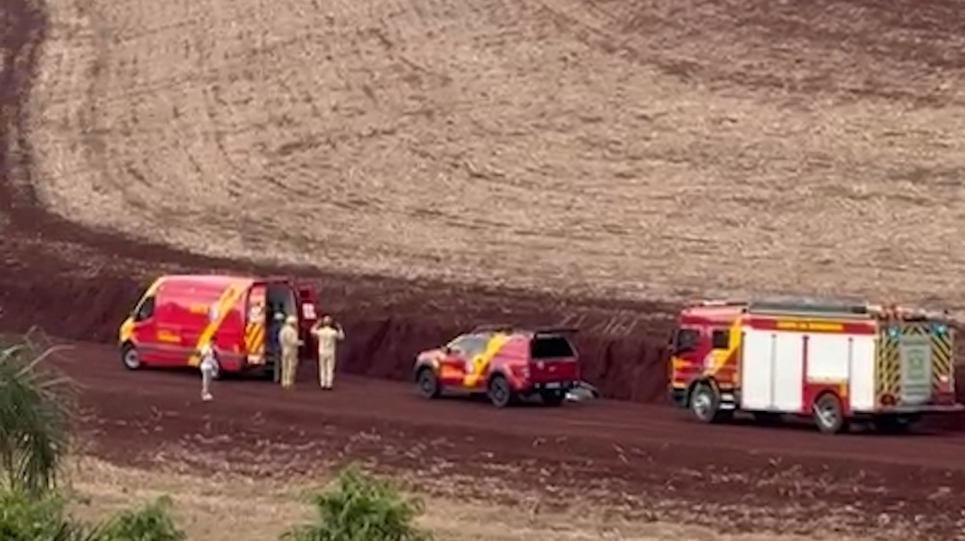 Carro cai em valeta e Corpo de Bombeiros é acionado em estrada rural de Cascavel Carro cai em valeta e Corpo de Bombeiros é acionado em estrada rural de Cascavel