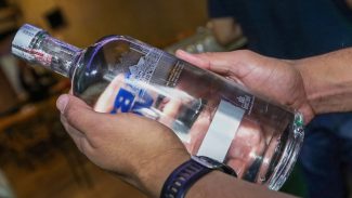 Policiais descobrem laboratório de falsificação de bebidas no DF Policiais descobrem laboratório de falsificação de bebidas no DF