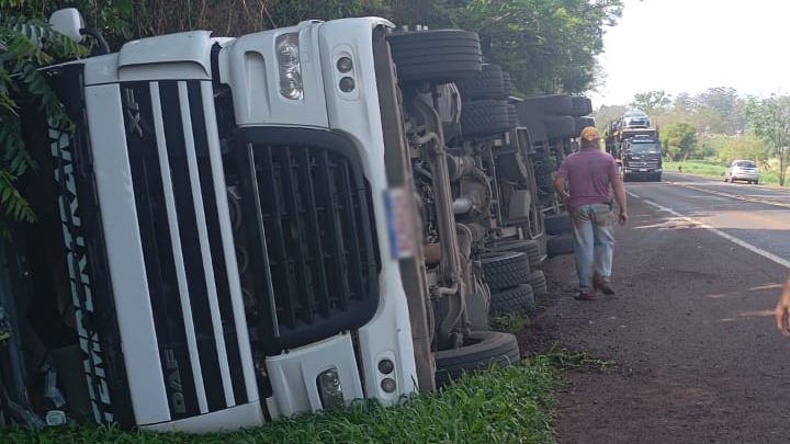 Caminhão tomba às margens da BR-277 em Cascavel