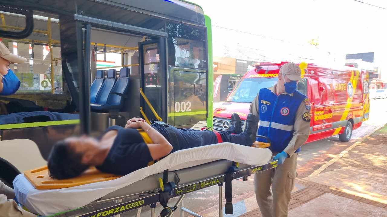 Mulher fica ferida após queda dentro de ônibus no Centro de Cascavel Mulher fica ferida após queda dentro de ônibus no Centro de Cascavel