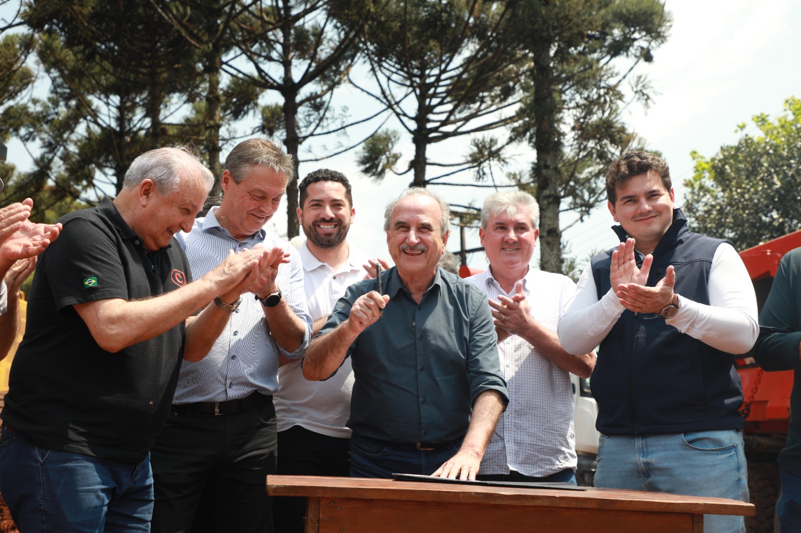 Prefeito Renato Silva determina início de pavimentação asfáltica em estrada rural no distrito de Juvinópolis Prefeito Renato Silva determina início de pavimentação asfáltica em estrada rural no distrito de Juvinópolis