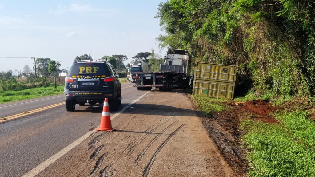Carreta tomba devido ao excesso de carga na BR-277 em Cascavel Carreta tomba devido ao excesso de carga na BR-277 em Cascavel