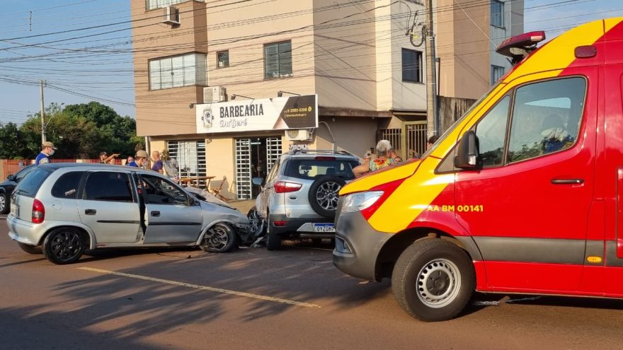 Quatro veículos se envolvem em acidente no Bairro Santa Cruz