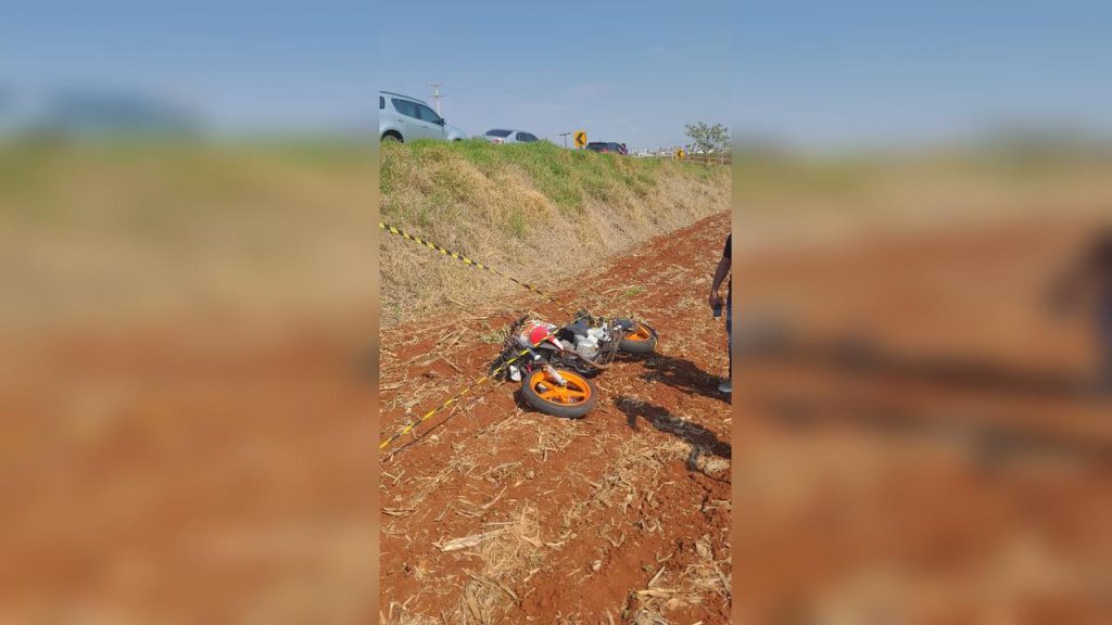 Antes de sofrer queda na PR-486, motociclista bateu contra placa de sinalização, afirma Polícia Antes de sofrer queda na PR-486, motociclista bateu contra placa de sinalização, afirma Polícia