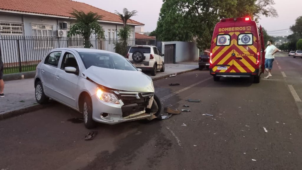 Mulher fica ferida após acidente entre carros na Rua Marechal Cândido Rondon Mulher fica ferida após acidente entre carros na Rua Marechal Cândido Rondon
