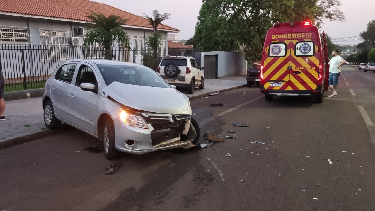 Mulher fica ferida após acidente entre carros na Rua Marechal Cândido Rondon Mulher fica ferida após acidente entre carros na Rua Marechal Cândido Rondon