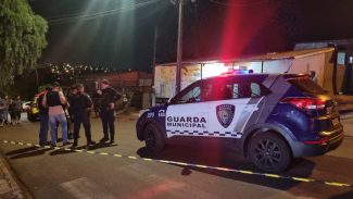 Rapaz é morto a tiros no Bairro Tarumã em Cascavel Rapaz é morto a tiros no Bairro Tarumã em Cascavel