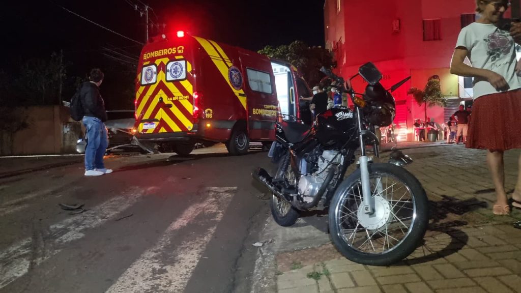 Jovem de 20 anos fica ferida em colisão entre moto e carro na Rua Veneza Jovem de 20 anos fica ferida em colisão entre moto e carro na Rua Veneza