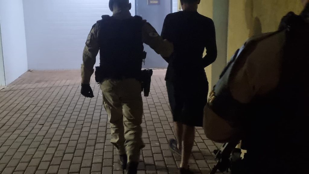 Homem é preso e levado á delegacia de Cascavel após matar desafeto Homem é preso e levado á delegacia de Cascavel após matar desafeto