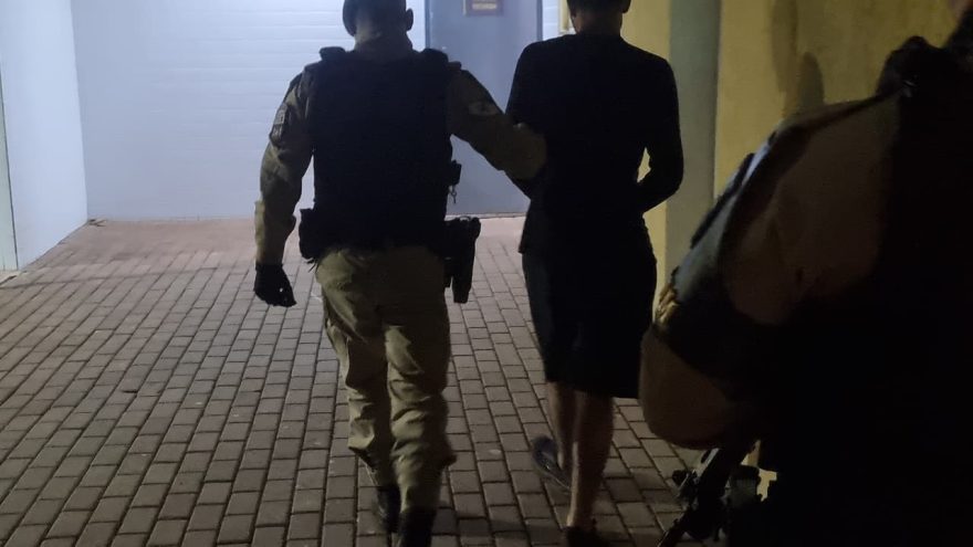 Homem é preso e levado á delegacia de Cascavel após matar desafeto