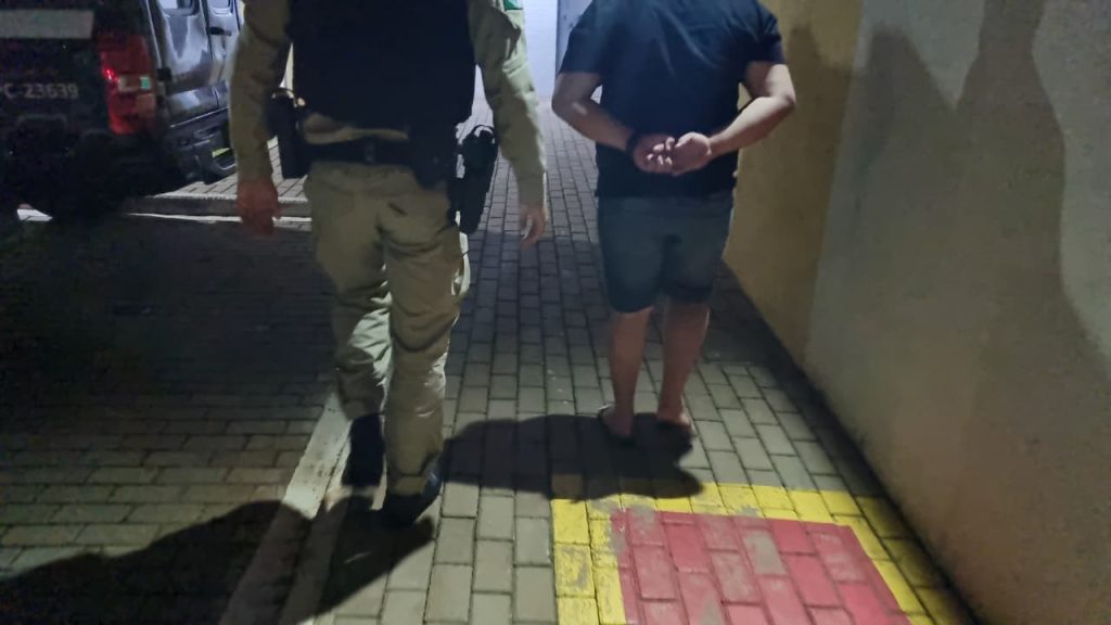 Rapaz é flagrado com carro furtado devido a “tampa placa” de garagem Rapaz é flagrado com carro furtado devido a “tampa placa” de garagem